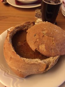 Sauerkrautsuppe im Brot